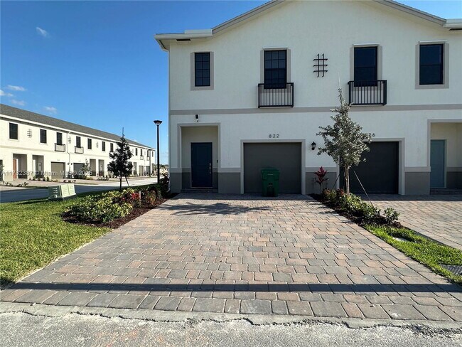 Building Photo - 822 SW 11th Ter