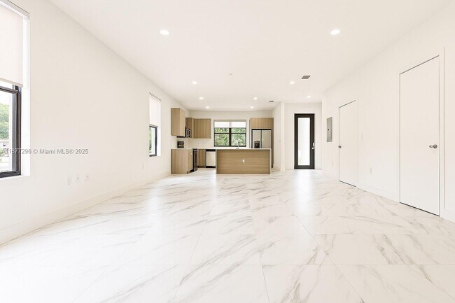 Building Photo - 6156 SW 36th Ct