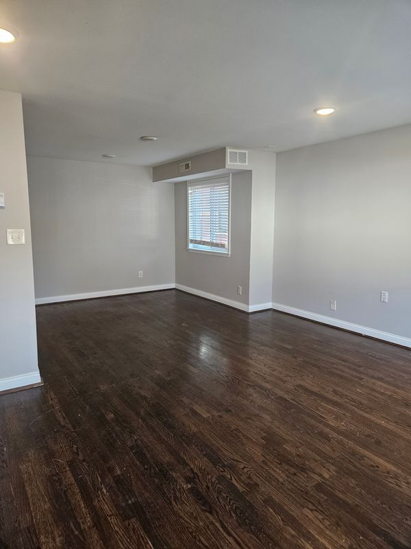 Building Photo - 1231 Laidlaw Ave