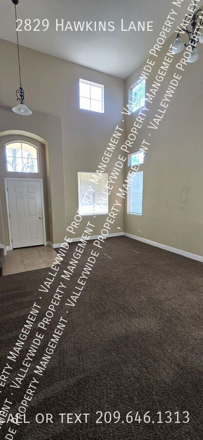 Building Photo - Tracy 3 Bedroom 2.5 Bathroom Home