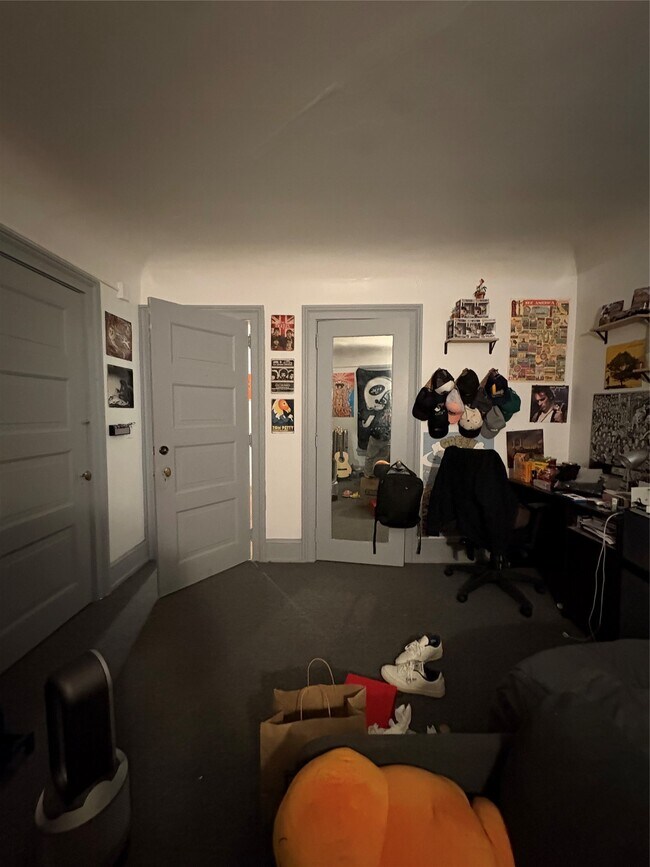 Building Photo - 121 Oak St