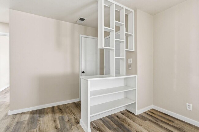 Building Photo - 1736 N Kentwood Ave