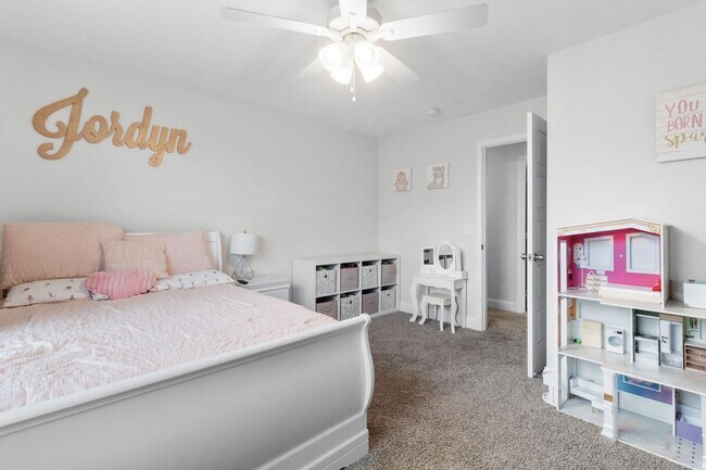Building Photo - Pet Friendly Three Bedroom!
