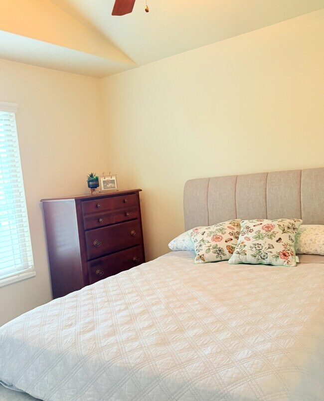 Building Photo - 351 N 1480 E