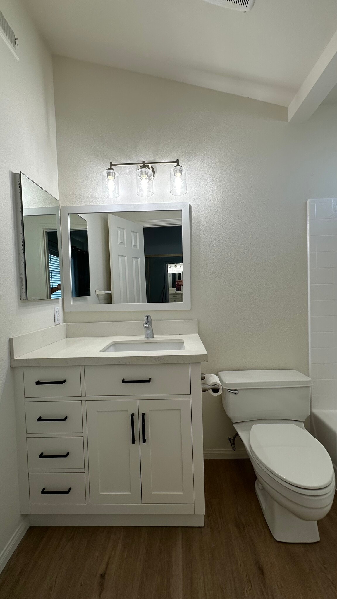 2nd bedroom’s bathroom - 939 Sapphire St