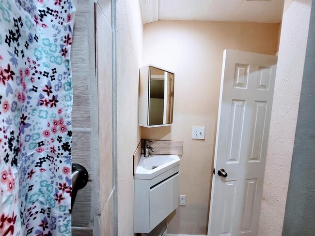 Building Photo - 10045 Woodland Village Dr