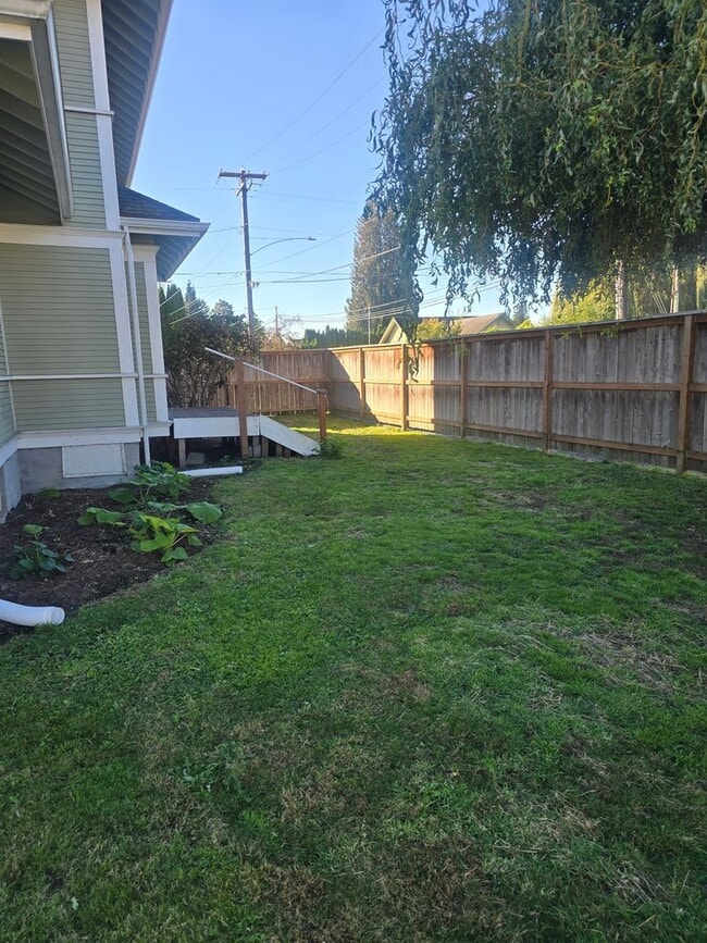 Building Photo - Spacious 5 Bedroom Home in Burlington - Av...