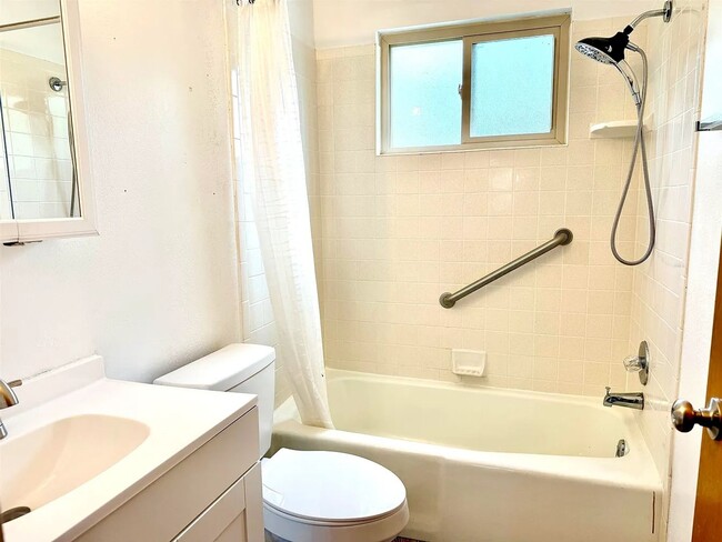 Building Photo - Welcome to this 3 BD, 2 Bth home situated on a corner lot!!