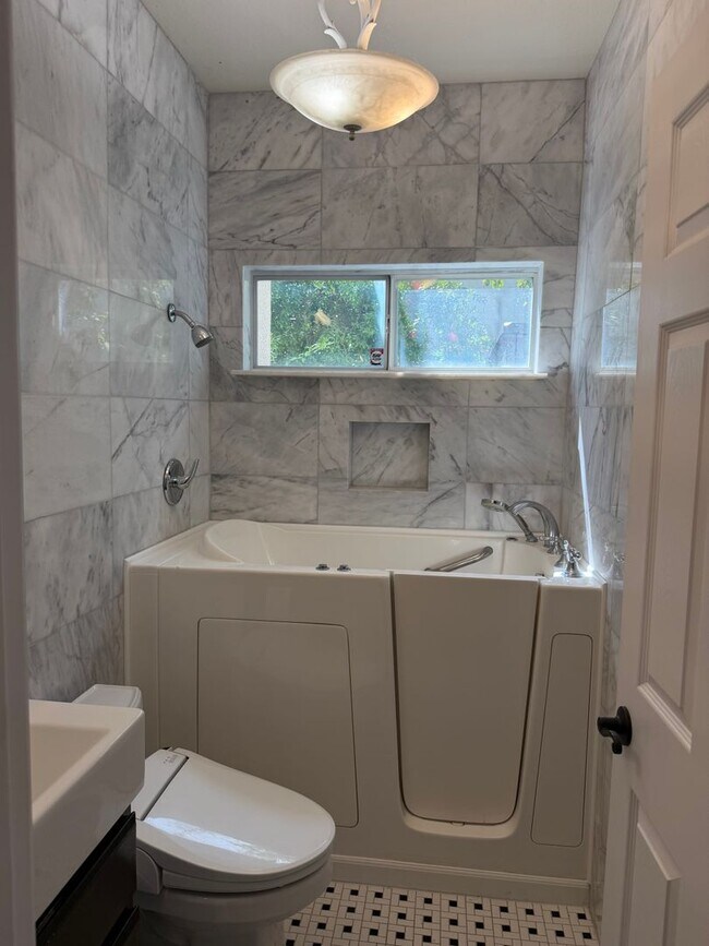 Building Photo - 9223 Camden Lake Way