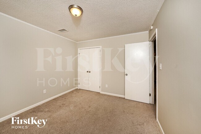 Building Photo - 1731 Tudor Dr