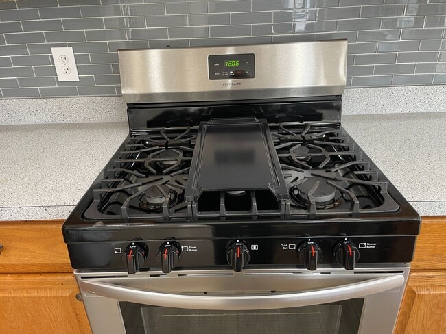 Building Photo - Elegant And Spacious 3 Bed 3.5 Bath Townhome In Vibrant Loudon Parkway Center