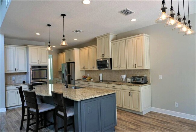 Building Photo - Orchard Hills 6 bed / 3.5 Bath - Partially Furniushed