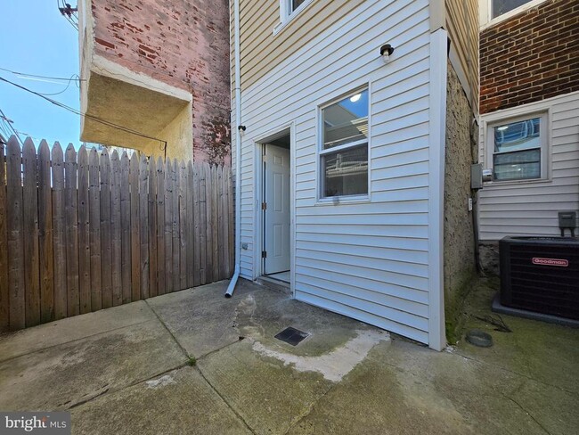 Building Photo - 1833 McClellan St