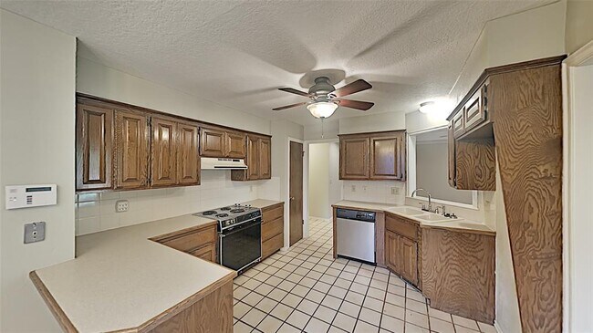 Building Photo - 1616 Shadybrook Ln