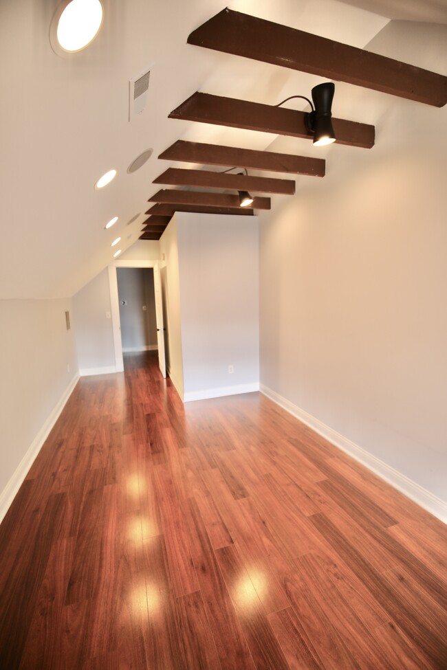 Building Photo - 310 E Beck St