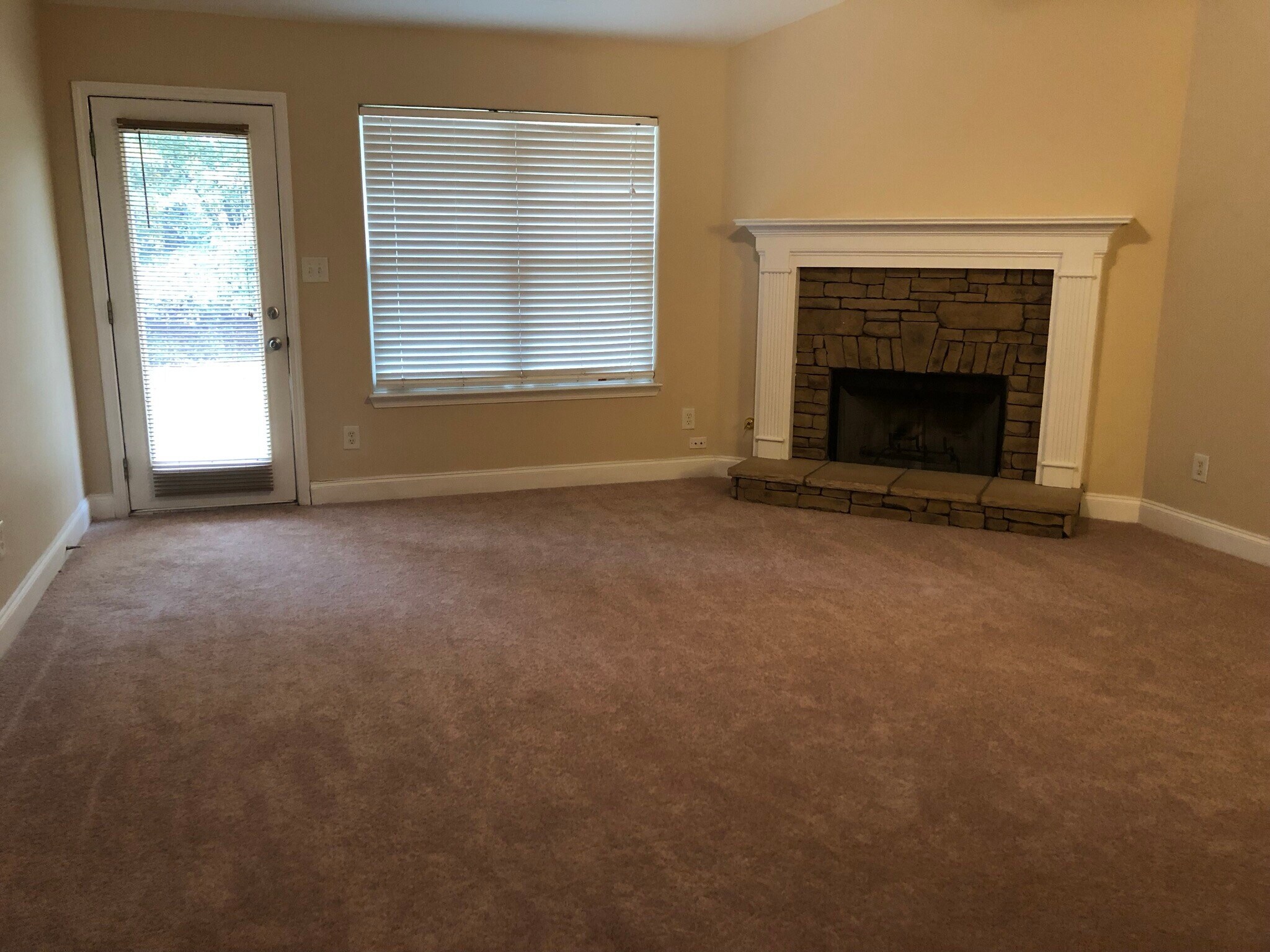 Building Photo - 372 Castle Top Ln