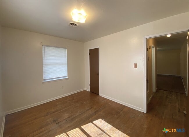 Building Photo - 2116 Circle Dr