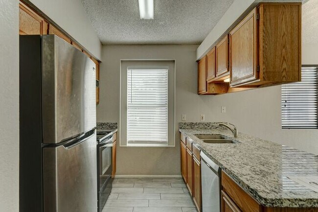 Building Photo - READY TO VIEW NOW! Recently Renovated 2bed/2bath Townhouse in Peoria!