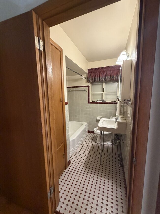 Building Photo - 926 Laurelwood Rd