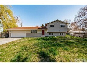 Building Photo - Spacious and recently updated, this 6-bedroom, 3-bathroom home in Ammon