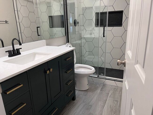 Building Photo - MOVE IN SPECIALS!! Lovely 3BD-2BA Gilbert ...