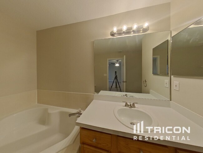 Building Photo - 5044 Pine Needle Dr
