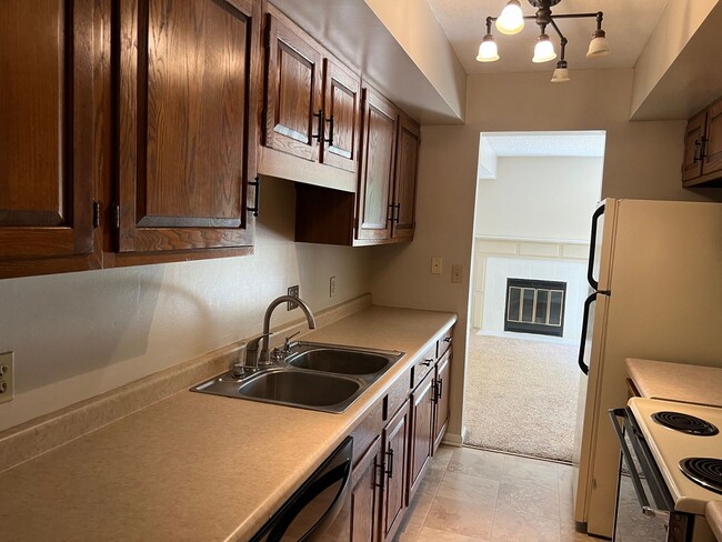 Building Photo - Spacious Townhome w/ Washer & Dryer, Garag...