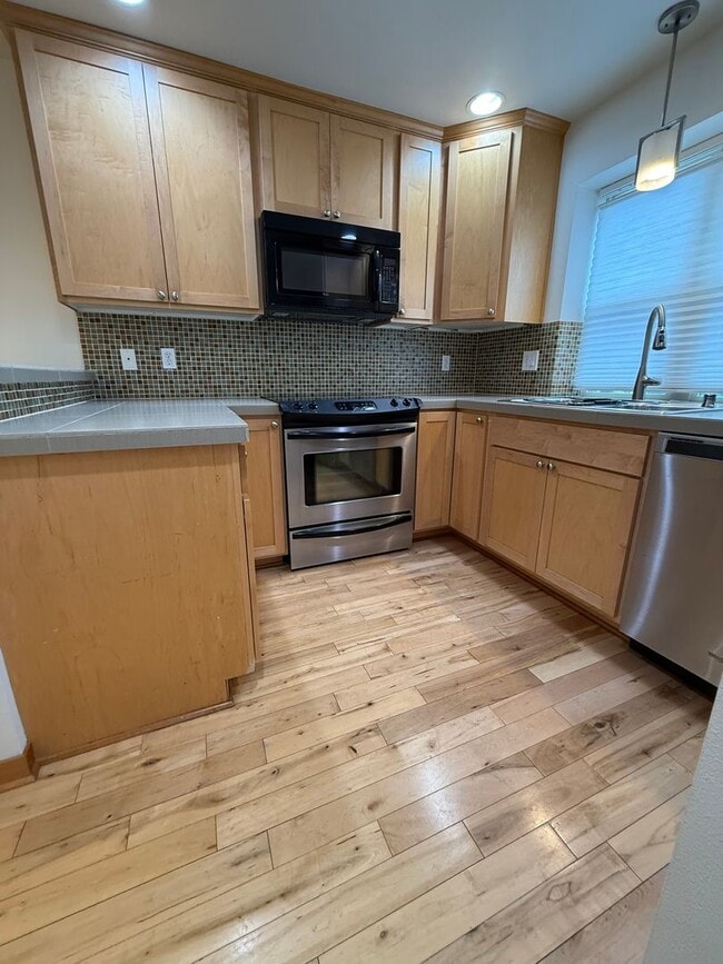 Building Photo - M/I SPECIAL! Highland Park Townhome w/ 3BR/2BA at over 1,000 Sq Ft!