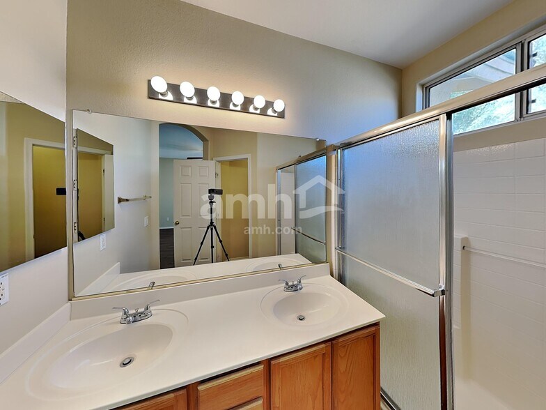 Building Photo - 14216 W Columbus Ave