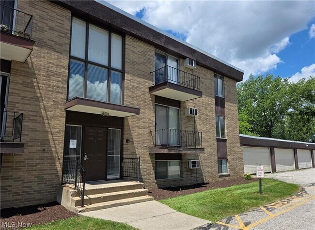 Building Photo - 16101 Maple Park Dr
