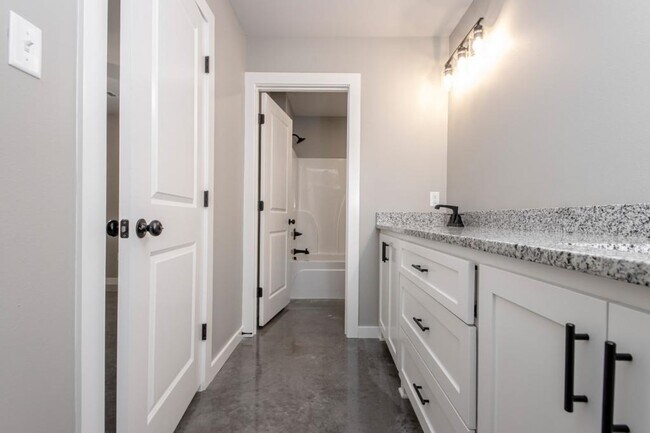 Building Photo - 106 Hemlock Ave