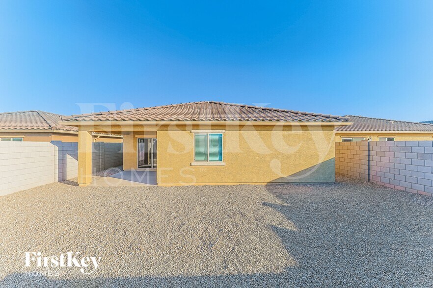 Building Photo - 1067 W 20th St