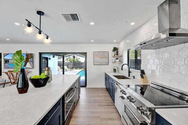 Building Photo - 5501 NE 18th Terrace