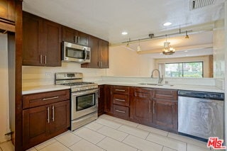 Building Photo - 5760 Owensmouth Ave