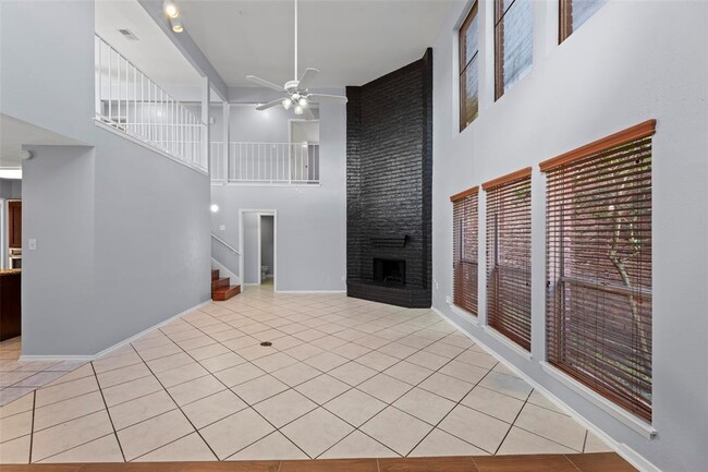 Building Photo - 11111 Midhurst Dr
