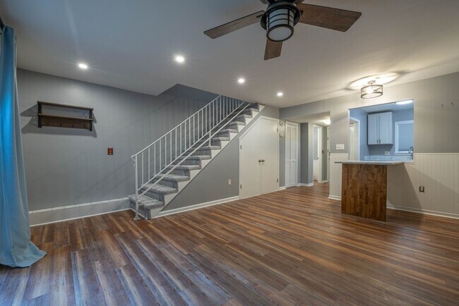Building Photo - Renovated Townhome in Village Green!