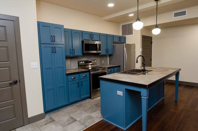 Building Photo - C Street Loft Available Mid August