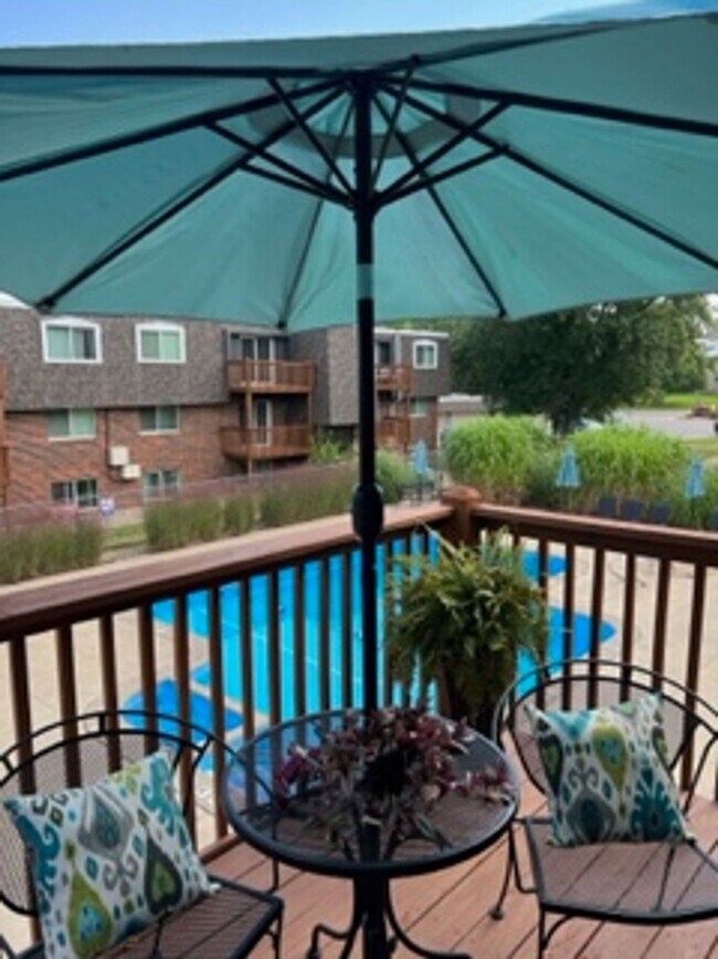 Building Photo - 2 Bedroom with balcony view of the pool
