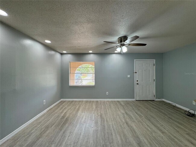 Building Photo - 775 Hillview Dr