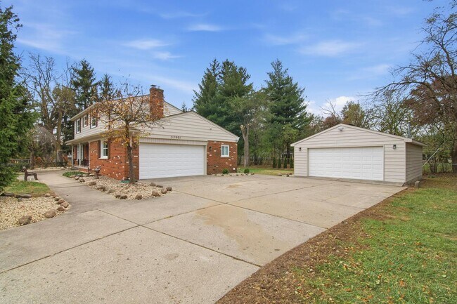 Building Photo - 32901 Blossom Ct