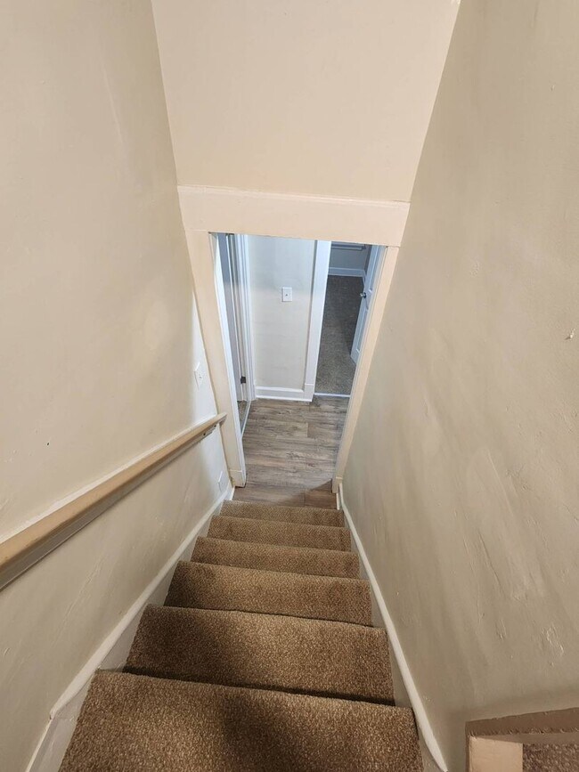 Building Photo - Charming 5-Bedroom Property in Prime Location (Section 8 vouchers Accepted)