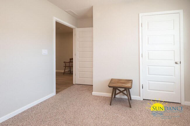 Building Photo - Stunning 4 Bedroom Home in Crestview! -Sol...