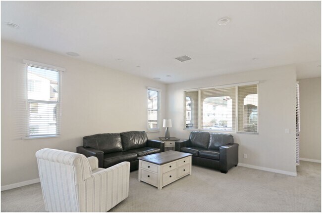 Building Photo - Townhome in Trabuco Canyon!