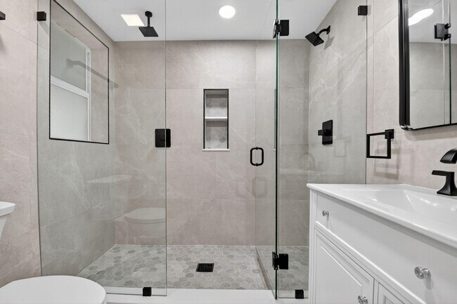 Building Photo - 409 47th St