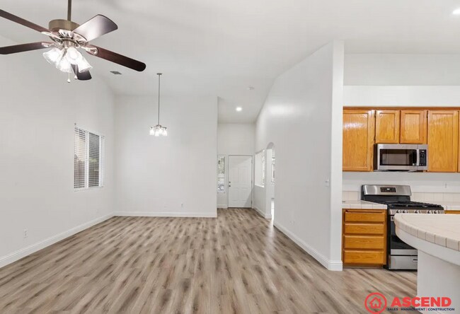 Building Photo - Spacious 4BD/2BA Home in Bakersfield (93312) – Garage, Fireplace & Pet-Friendly!