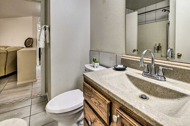 Building Photo - 1836 N Parkside Ln