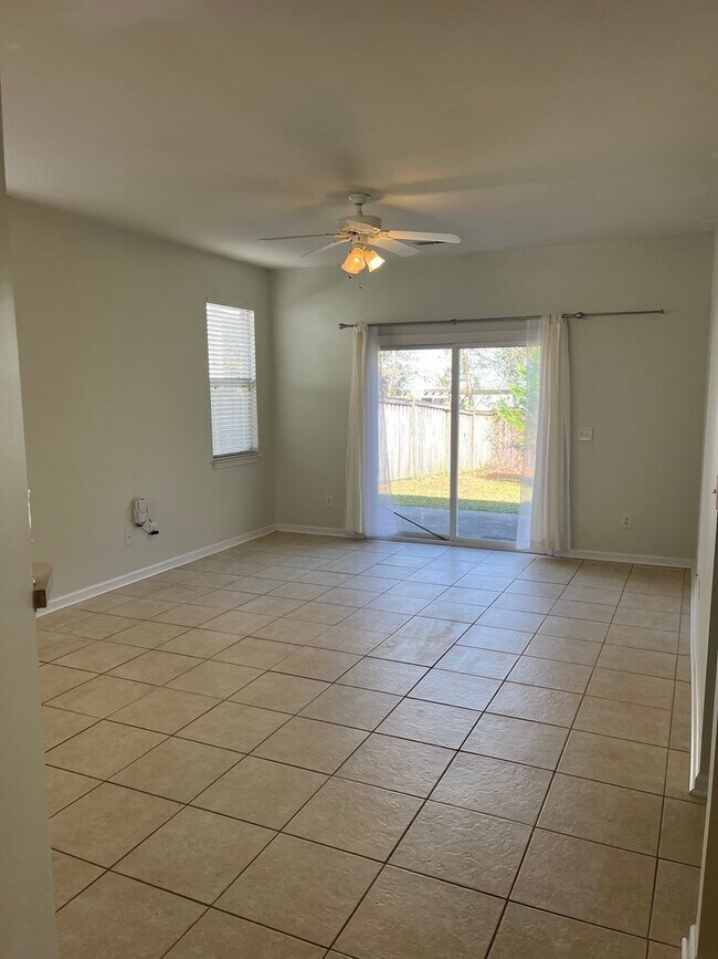 Building Photo - Great Neighborhood with Community Pool