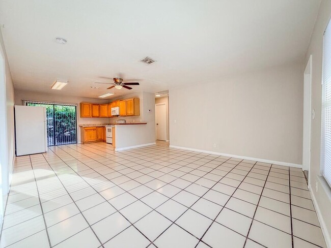 Building Photo - 2028 Major Dr