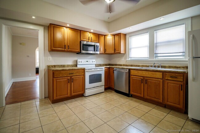 Building Photo - 1175 New Britain Ave