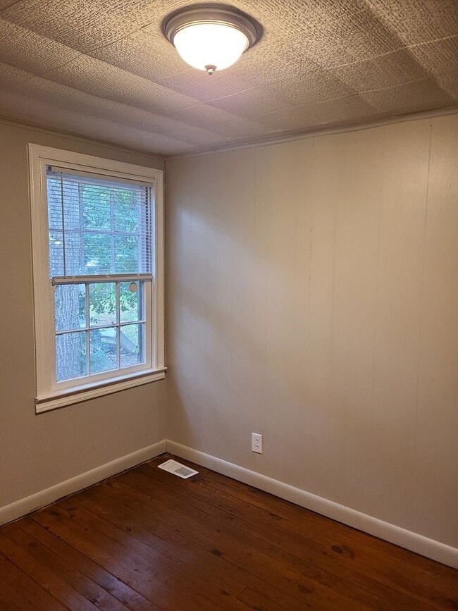 Building Photo - Move in Ready 3 bedroom/one bathroom $1000...